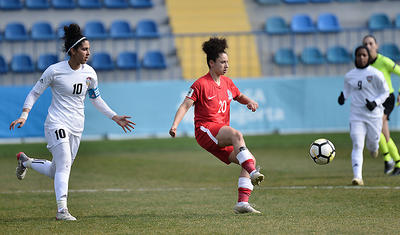 Hicablı ərəb qızları ilə "Dalğa"da futbol -