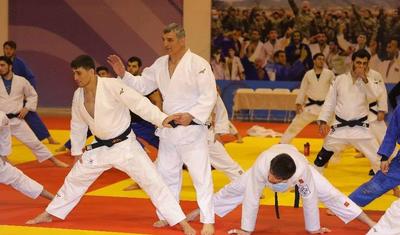 Azərbaycanlı nazir yığmanın məşqini izlədi -