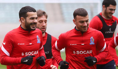 Millinin 3 futbolçusu kənrda qaldı -