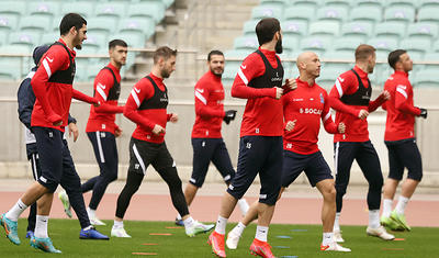 Millinin 3 futbolçusu kənrda qaldı -