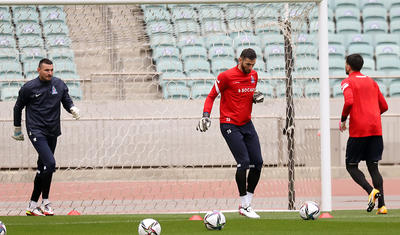 Millinin 3 futbolçusu kənrda qaldı -