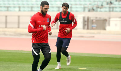 Millinin 3 futbolçusu kənrda qaldı -