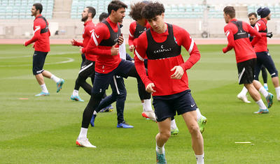 Millinin 3 futbolçusu kənrda qaldı -