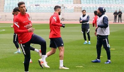 Millinin 3 futbolçusu kənrda qaldı -