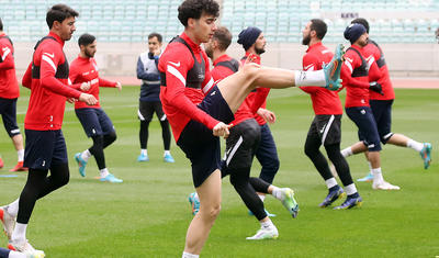 Millinin 3 futbolçusu kənrda qaldı -
