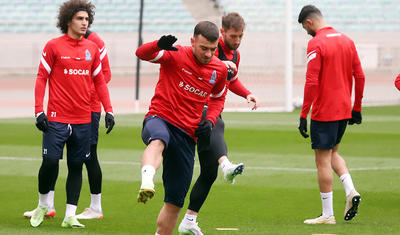 Millinin 3 futbolçusu kənrda qaldı -