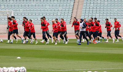 Millinin 3 futbolçusu kənrda qaldı -