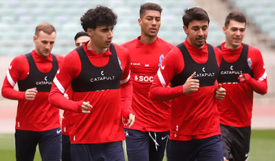 Millinin 3 futbolçusu kənrda qaldı -