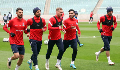 Millinin 3 futbolçusu kənrda qaldı -