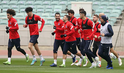 Millinin 3 futbolçusu kənrda qaldı -