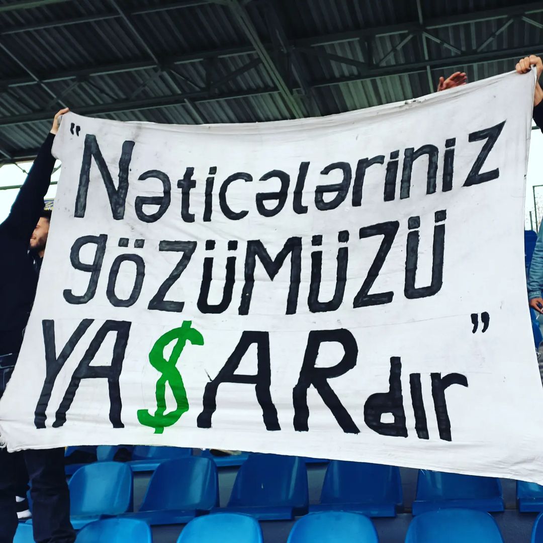 Qərb derbisində qalmaqal - baş məşqçi fanatlara elə jest etdi ki... - VİDEO