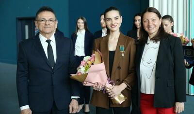 Mədət Quliyev millinin qızlarını təltif etdi, onların suallarını cavablandırdı: