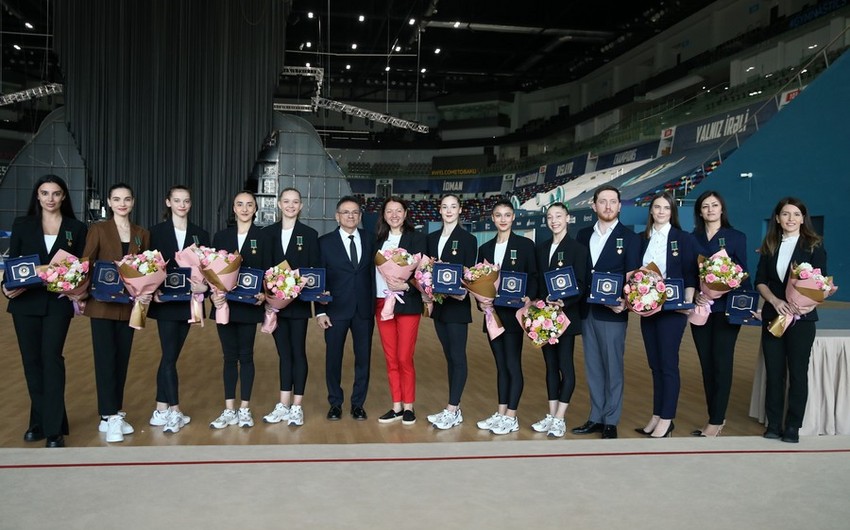 Mədət Quliyev millinin qızlarını təltif etdi, onların suallarını cavablandırdı: FOTOLAR