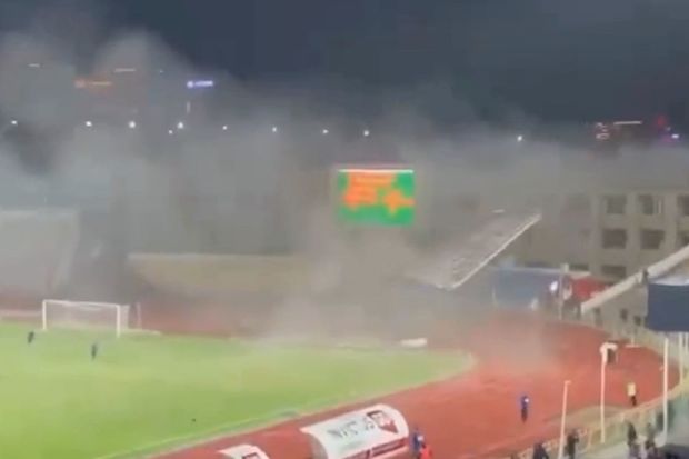 Güclü külək stadionun dam örtüyünü uçurtdu - VİDEO
