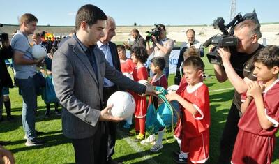 Bakıdan gəldilər, Gəncədə futbol festivalında hədiyyə payladılar -