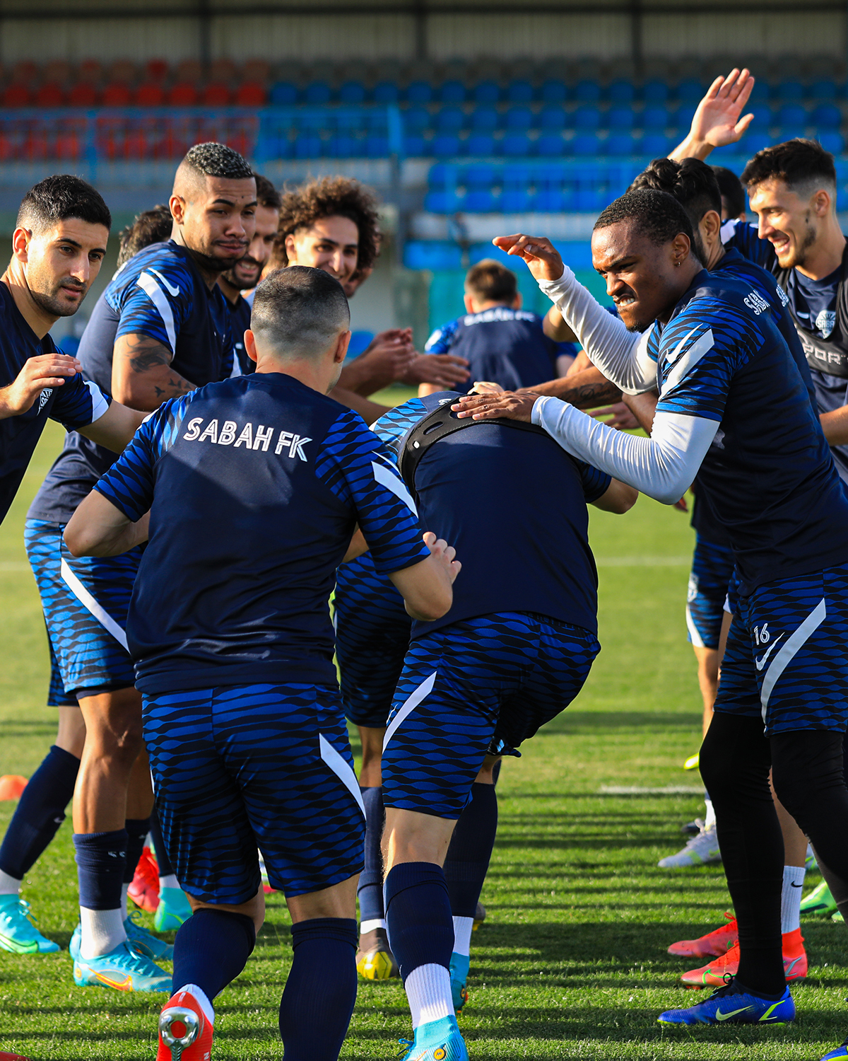 “Sabah”ın futbolçuları Namiq Ələsgərovla bu cür zarafatlaşdı - FOTOREPORTAJ