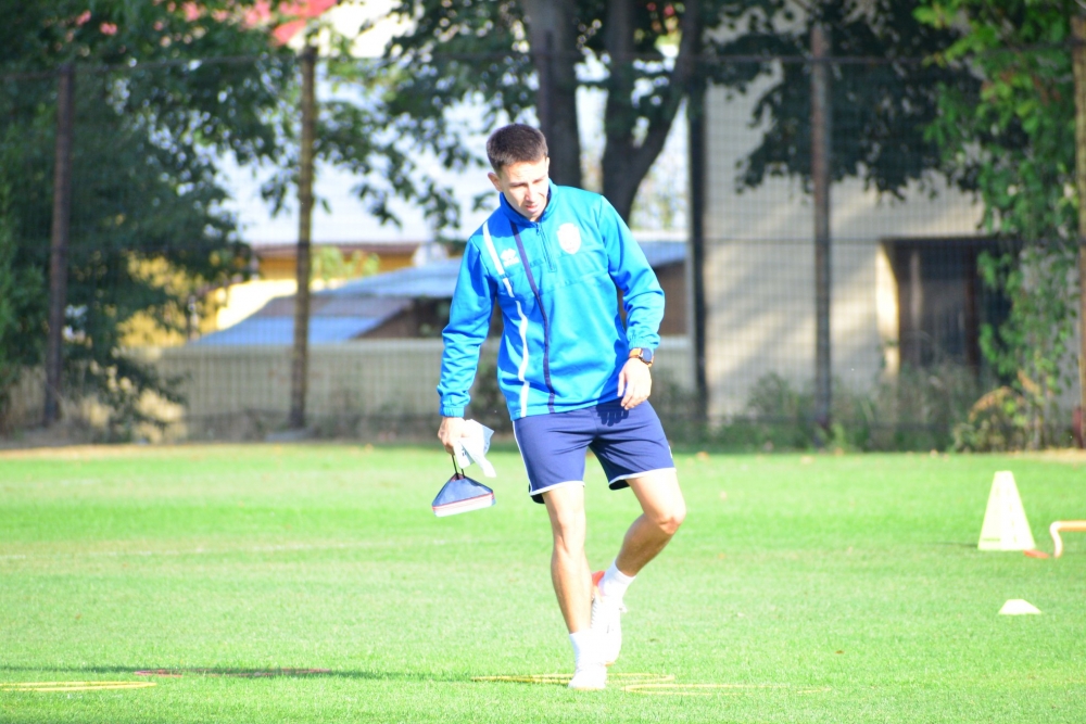 Azərbaycan klubunda 2-3 saatlıq məşqçi təyinatı - Məşqə çıxdı, xoşuna gəlmədi, getdi