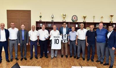 Fərid Qayıbov AFFA-nın baş katibi və veteran futbolçuları qəbul etdi -