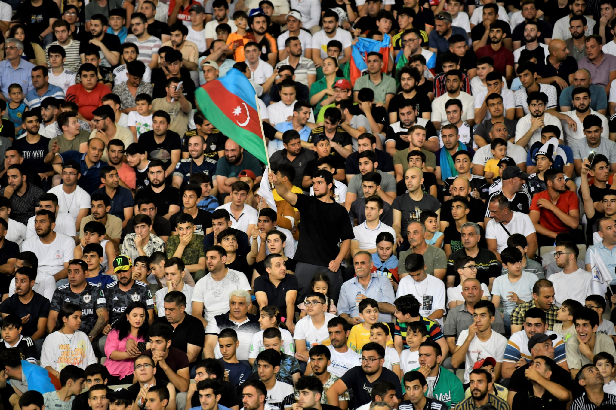 "Neftçi"li fanatdan "Qarabağ"ın oyununda MARAQLI ADDIM - FOTO
