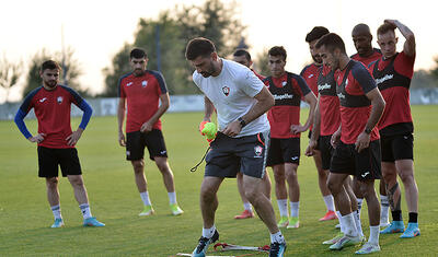 Əyalət klubunun prezidenti futbolçuları tək buraxmadı -