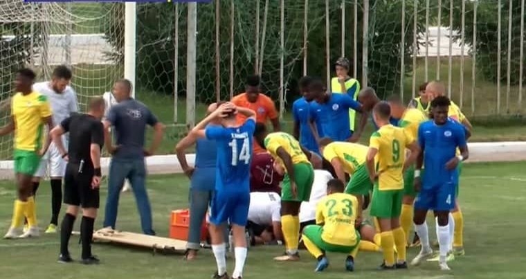 Çempionat oyununda qorxulu olay: Futbolçu komaya düşdü - VİDEO