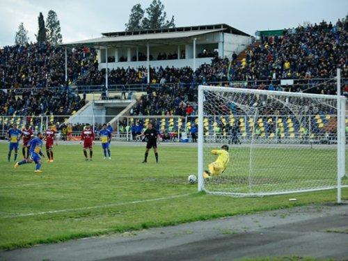 Elmar Vəliyev o stadionu bir aya təmir etdirərdi