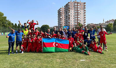 Azərbaycanlı baş məşqçini atıb-tutdular -