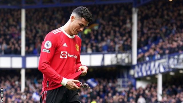 Məşhur futbolçu polis idarəsinə aparıldı – Telefonu sındırdığına görə