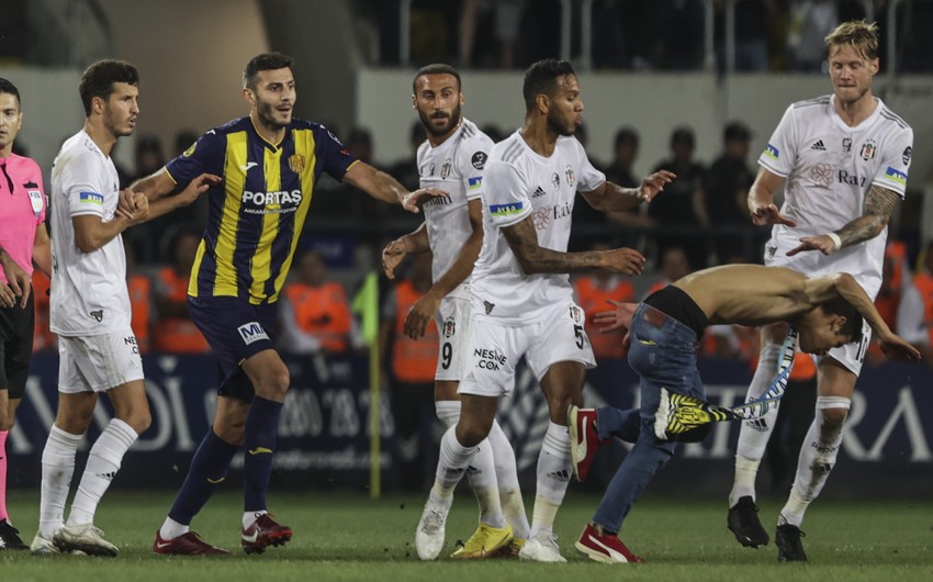 Qaçıb meydana daxil oldu, futbolçuları təpiklə vurdu – VİDEO+FOTO