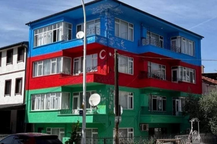 Əri xanımına hədiyyə olaraq evini Azərbaycan bayrağına boyadı - FOTO