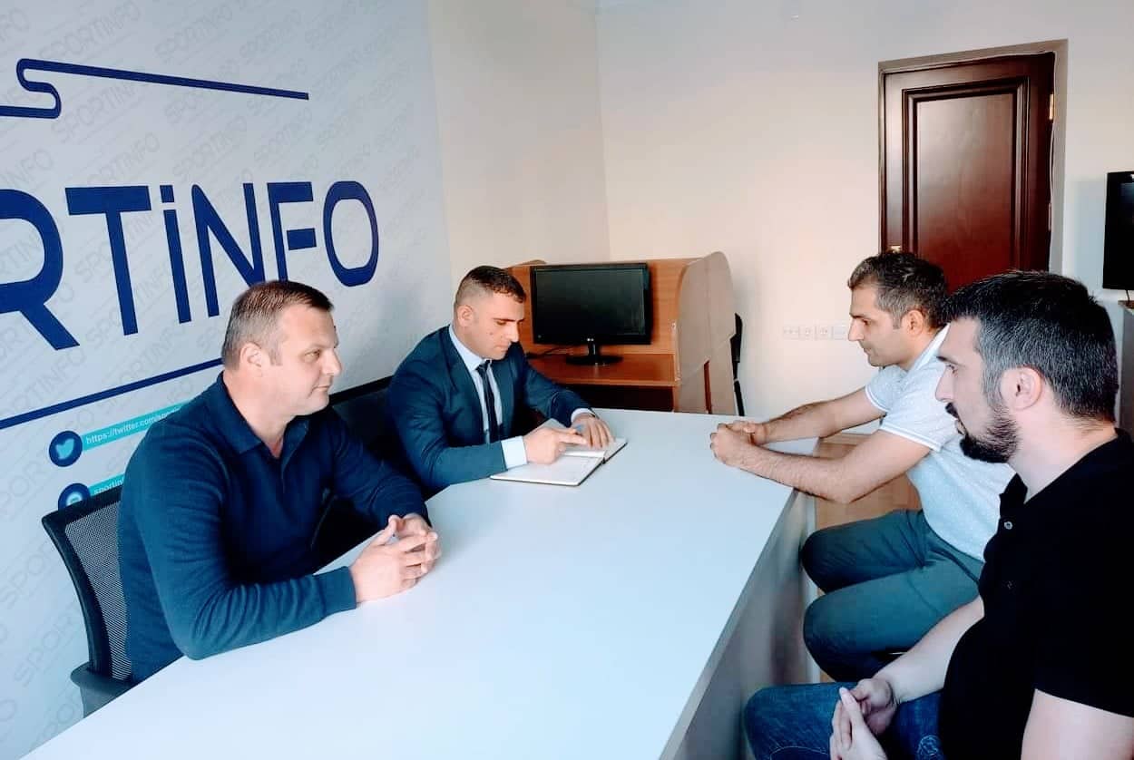 "Millidə ab-hava çox pisdir, əksər futbolçular De Byaziyə böyük antipatiya bəsləyir"