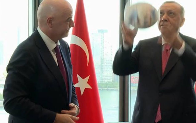 Ərdoğan FİFA prezidentinin təqdim etdiyi topa başı ilə zərbə vurdu - VİDEO
