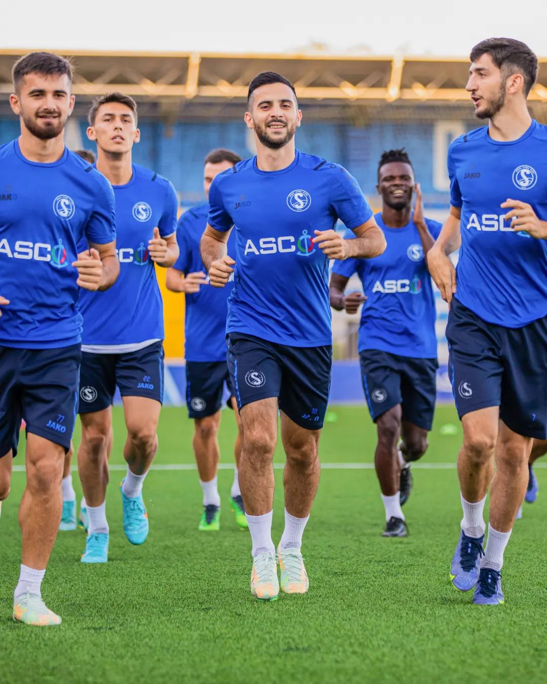 Qurbanovun köməkçisi ilə futbolçular arasında gərginlik – Getmək istəyir