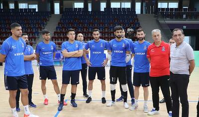 Zaur Axundov millinin oyunçularına dəstək oldu -