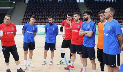 Zaur Axundov millinin oyunçularına dəstək oldu -