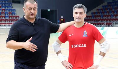 Zaur Axundov millinin oyunçularına dəstək oldu -