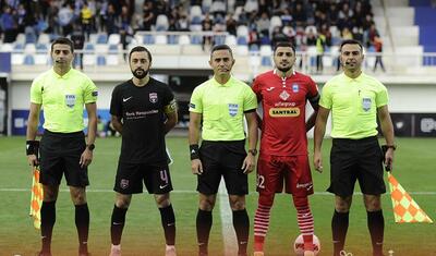 Azərbaycanda stadiona gələn və fikri telefonda olan qız -