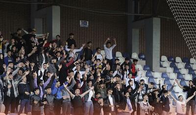 Azərbaycanda stadiona gələn və fikri telefonda olan qız -
