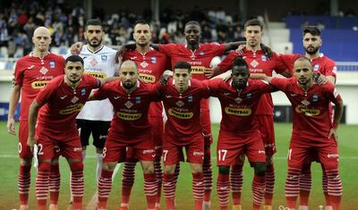 Azərbaycanda stadiona gələn və fikri telefonda olan qız -