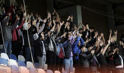 Azərbaycanda stadiona gələn və fikri telefonda olan qız -