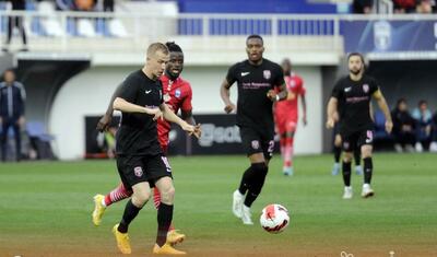 Azərbaycanda stadiona gələn və fikri telefonda olan qız -
