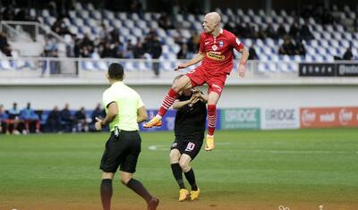 Azərbaycanda stadiona gələn və fikri telefonda olan qız -