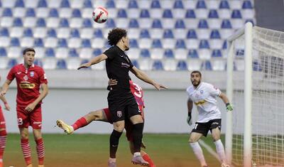 Azərbaycanda stadiona gələn və fikri telefonda olan qız -