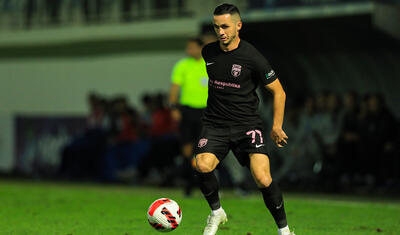 Azərbaycanda stadiona gələn və fikri telefonda olan qız -