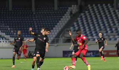 Azərbaycanda stadiona gələn və fikri telefonda olan qız -
