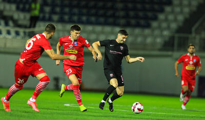Azərbaycanda stadiona gələn və fikri telefonda olan qız -