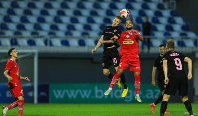 Azərbaycanda stadiona gələn və fikri telefonda olan qız -