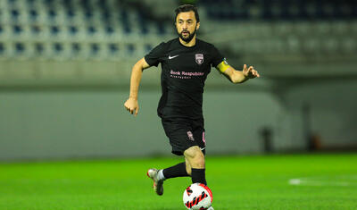 Azərbaycanda stadiona gələn və fikri telefonda olan qız -