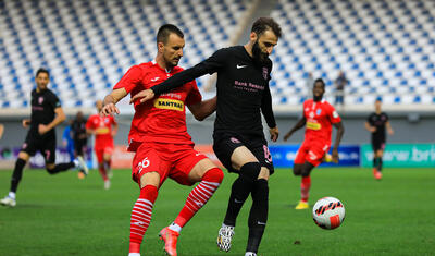 Azərbaycanda stadiona gələn və fikri telefonda olan qız -