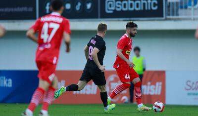 Azərbaycanda stadiona gələn və fikri telefonda olan qız -
